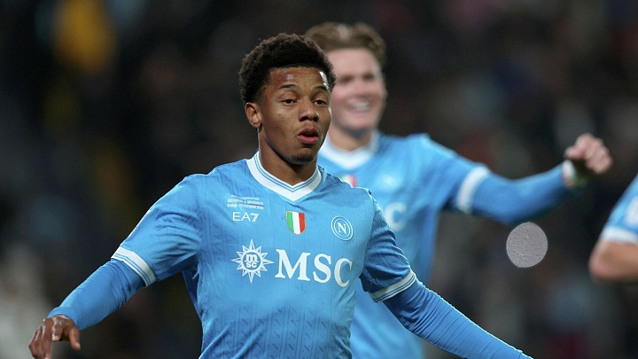 Гол Мактоминея принес "Наполи" победу над "Кальяри" в матче Серии А