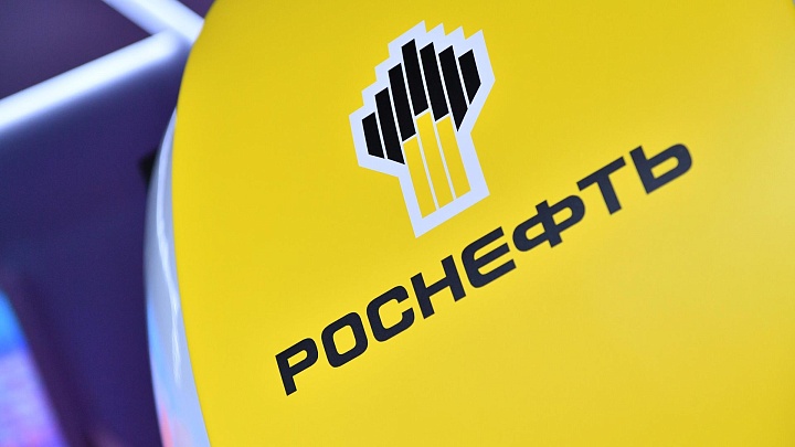 Сечин заявил о сохранении "Роснефтью" стабильных цен на топливо