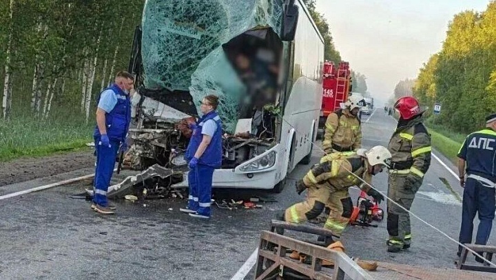 В Тюменской области в ДТП с вахтовым автобусом погиб человек